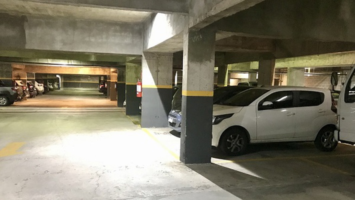 PARKING WITH ELECTRIC VEHICLE CHARGING STATIONS Regency Way Montevideo Hotel - Montevideo